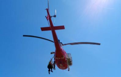 El senderista, trasladado en helicóptero