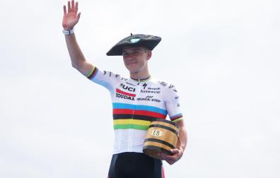 Remco Evenepoel, con el maillot arcoíris y la txapela de ganador de la Clásica San Sebastián.