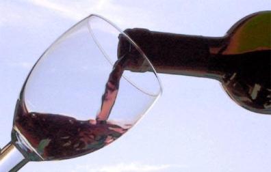 Imagen del llenado de una copa de vino