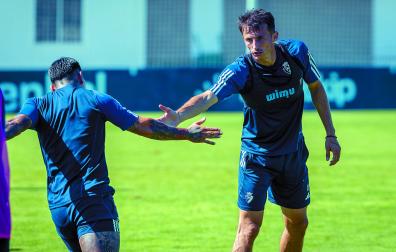 Gesto de complicidad entre Budimir y Chimy Ávila en el entrenamiento de ayer