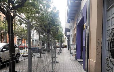 Árboles vallados en la calle Sangüesa en una imagen enviada por Zabalsanche