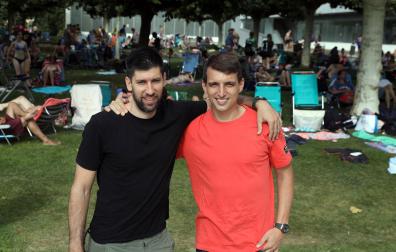 Carlos Chocarro e Ibai Meoki, posando en las piscinas de la Sociedad Anaitasuna.