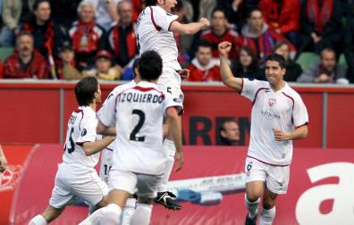 Carlos Cuéllar celebra el gol que marcó al Bayer