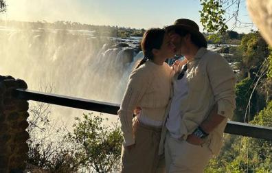 Tamara Falcó e Iñigo Onieva se besan delante de las cataratas Victoria