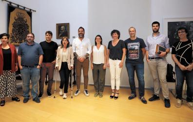 María Solana, Unai Hualde, Pablo Azcona y Uxue Barkos (Geroa Bai), Ramón Alzórriz (PSN), Begoña Alfaro (Contigo), Ainhoa Unzu y Jorge Aguirre (PSN), Carlos Guzmán e Íñigo Rudi (Contigo) posan tras anunciar este lunes por la noche el acuerdo de gobierno