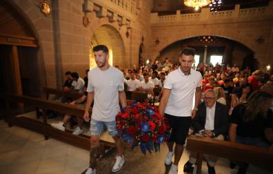 Fotos de la plantilla de Osasuna en la tradicional visita a la basílica de Javier. /