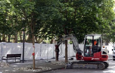 Fotos del comienzo de las obras del parking de la calle Sangüesa de Pamplona con la retirada de los árboles