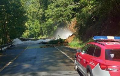 Cortada la NA-1210 por desbordamiento del canal y desprendimiento de la ladera