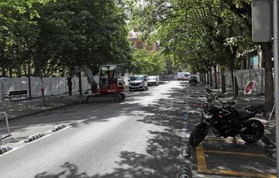Fotos del comienzo de las obras del parking de la calle Sangüesa de Pamplona con la retirada de los árboles