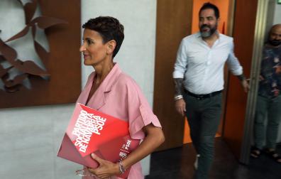 María Chivite y Ramón Alzórriz durante las reuniones del PSN este miércoles 9 de agosto en el Parlamento de Navarra