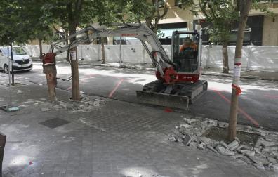 Un operario levanta el pavimento que rodea los alcorques de la plaza de la Cruz con un taladro neumático