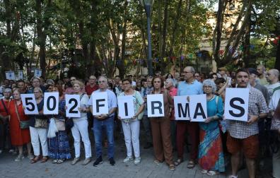 Vecinos, concentrados en protesta contra la construcción del parking de la calle Sangüesa