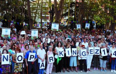 Personas claman contra el aparcamiento en la Plaza de Cruz