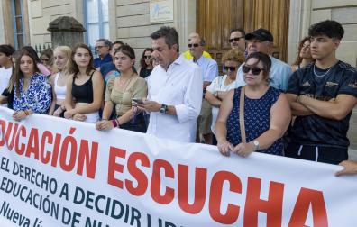 Concentración en la puerta del colegio de Jesuitas de varias familias de las que sus hijos no han sido admitidos en el centro por falta de plaza