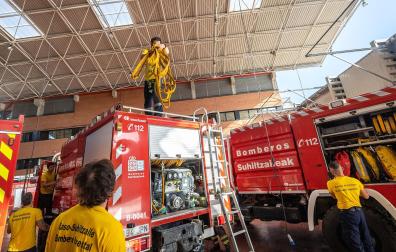 A: JesÃºs Caso
F: 09-08-2023
P: 
L: Cordovilla
T:  Un dÃ­a de verano en el Parque de Bomberos.