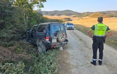 Un guardia civil, junto al vehículo accidentado