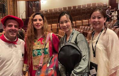 Iñaki Reta, izquierda, esta semana en el teatro Jordan Hall de Boston, con las músicas Mehrnam Rastegari, de Irán; Yi Fan, de China y Wan Xing, de Hong Kong.
