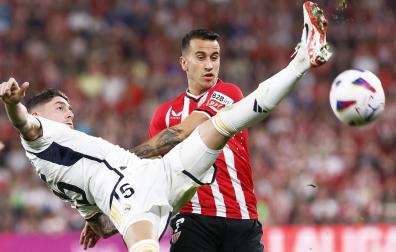 Berenguer y Valverde pelean por el esférico durante el choque