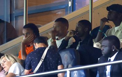 Mbappé junto a Ousmane Dembele en el primer partido del PSG en Ligue 1