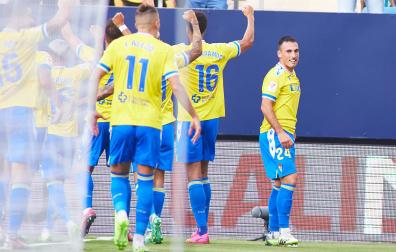 Fede San Emeterio (dcha.) tras anotar el tanto que supuso la victoria del Cádiz en el estreno ligero contra el Alavés