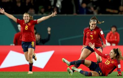 La jugadora española Olga Carmona (d) celebra con Teresa Abelleira (2d) tras ganar a Suecia en la semifinal del Mundial femenino de fútbol disputado este martes en Auckland