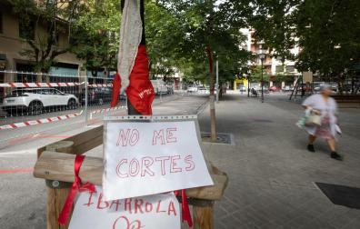 Carteles en los árboles que se iban a talar con el proyecto de aparcamiento en la calle Sangüesa