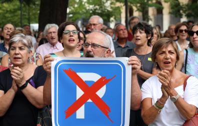 Vecinos del II Ensanche celebraban el pasado jueves la anunciada suspensión del parking por parte de la alcaldesa Cristina Ibarrola