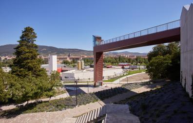 El ascensor, a falta de unos últimos trámites, está terminado, y a su alrededor se puede ver el nuevo parque