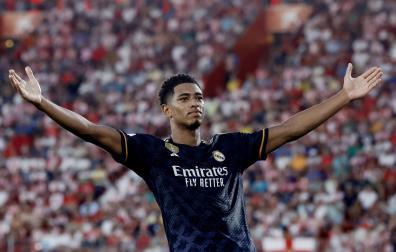 El jugador del Real Madrid Jude Bellingham celebra el segundo gol
