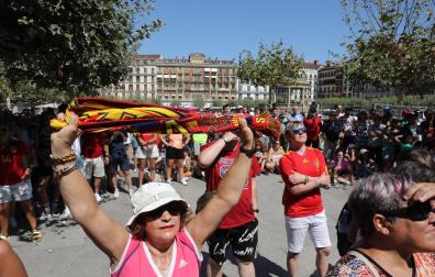 Aficionados de la selección española femenina en la Plaza del Castillo de Pamplona