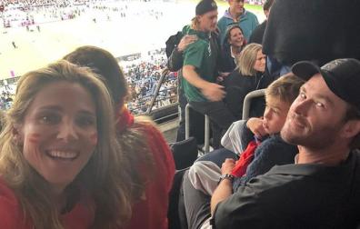 Elsa Pataky, junto a su familia, en el estadio de Sídney disfrutando del triunfo de la selección española