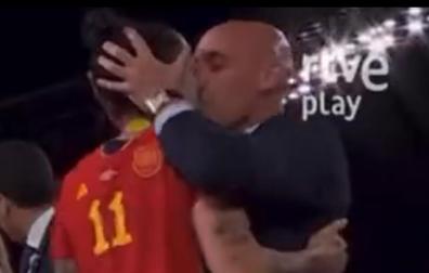 El presidente de la Real Federación Española de Fútbol, Luis Rubiales, besa a Jennifer Hermoso en la entrega de medallas