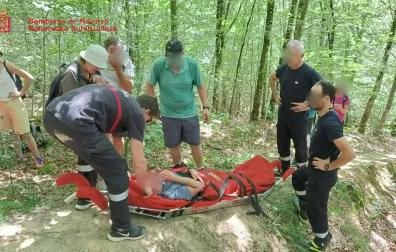 Momento del rescate de los bomberos a una senderista accidentada en las cercanías de Etxarri Aranatz