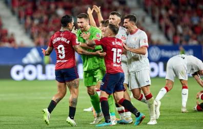 Los jugadores del Athletic, con Unai Simón a la cabeza, recriminan al Chimy Ávila su fea entrada a Álex Berenguer que significó su expulsión