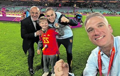 Javi Lerga celebra con Javier López-Vallejo, Luis de la Fuente, y su hijo Mateo