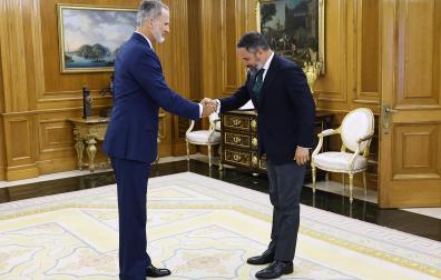 El rey Felipe VI y Santiago Abascal al inicio de su encuentro