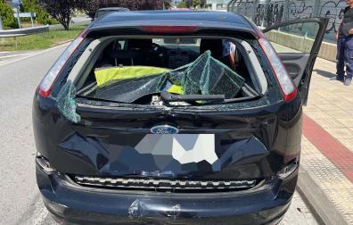 Estado en el que quedó la luna trasera del coche contra el que colisionó la motocicleta