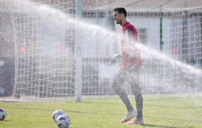 Un aspersor refresca el ambiente en la sesión de este martes en Tajonar.
