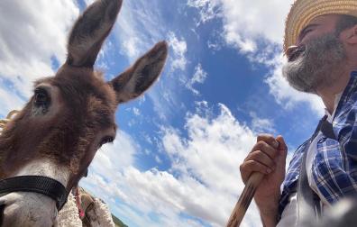 El burro Paolo y el realizador Oskar Alegria, en un descanso del camino por tierras de Izurzu