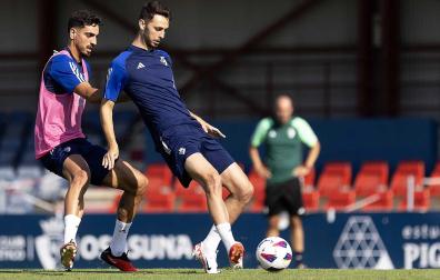 Alejandro Catena presiona a Raúl García de Haro durante el entrenamiento de este miércoles en Tajonar