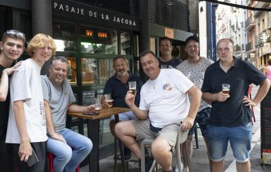 Un grupo de aficionados del Brujas, este miércoles en una terraza de Pamplona
