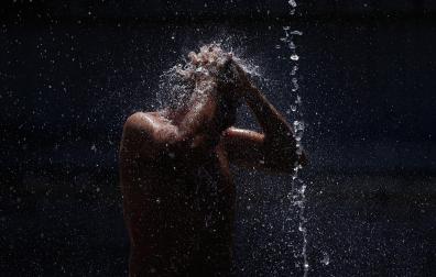 Un hombre, refrescándose durante la ola de calor