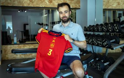 El nutricionista Javier Fernández Ligero posa con la camiseta del Mundial femenino