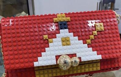 El bolso sanferminero de piezas de Lego que lució Cristina Ibarrola en Sanfermines