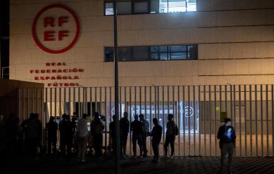 Medios de comunicación a las puertas de la RFEF durante el encuentro de presidentes territoriales