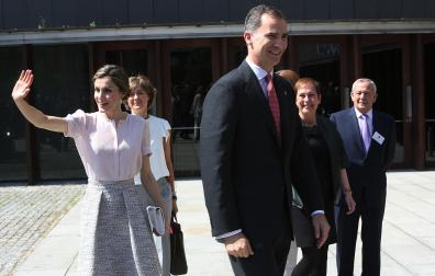 La reina Letizia y el rey Felipe VI saludan en la plaza de la Constitución de Pamplona en una visita de 2016
