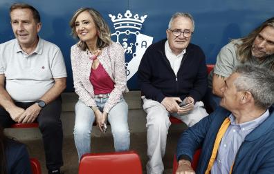 De izda. a dcha., Rafa del Amo, Cristina Ibarrola, Luis Sabalza y César Muniáin conversan con José Andrés Burguete en le estreno de la Copa Sentimiento
