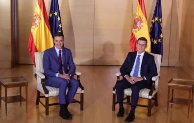 Pedro Sánchez y Alberto Núñez Feijóo, en la reunión que han mantenido este miércoles
