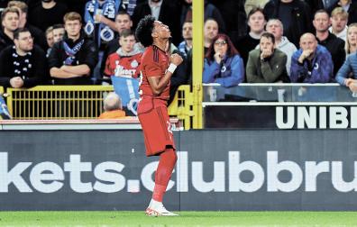 El colombiano Johan Mojica celebra su primer gol con Osasuna. Después protagonizó dos errores clave