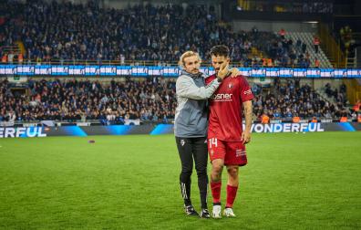 Pablo Iriarte, preparador físico de Osasuna, consuela a Rubén García